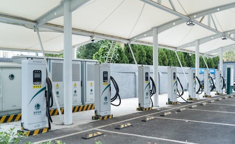 為何高速服務區公共充電樁常遇“有樁難充”困境？