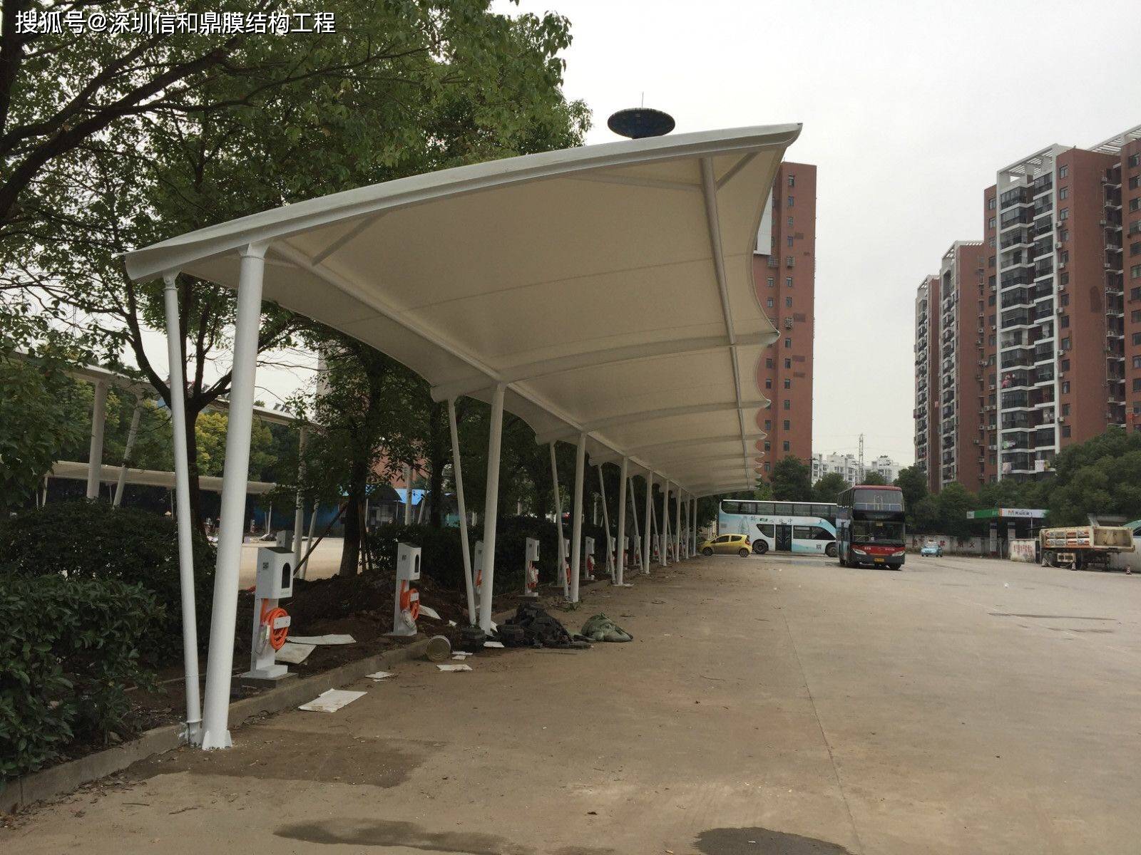 新能源充電樁張拉膜結構雨棚造價全解析 從設計到施工的成本分析